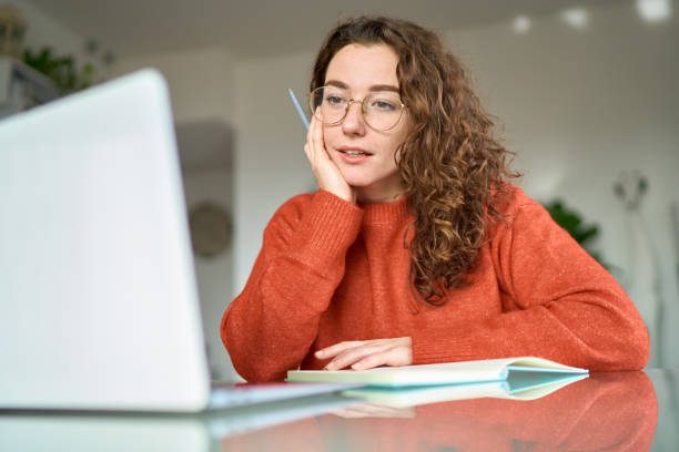 Estudiante haciendo un curso online con su portátil